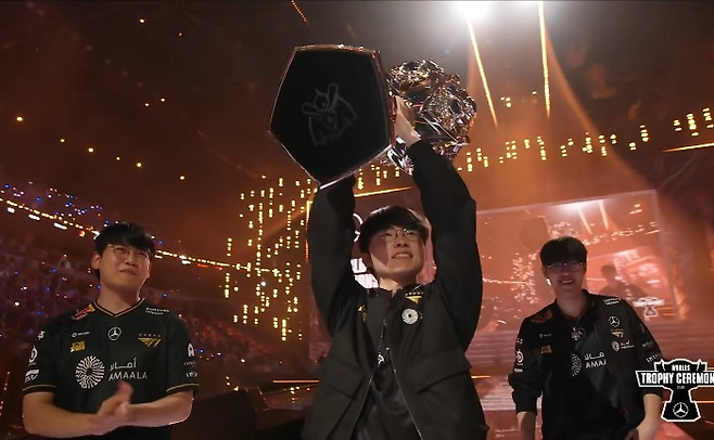 Lee "Faker" Sang-hyeok lifts the Summoner's Cup after winning the 2025 Worlds during a trophy ceremony event held in Chengdu, China, Sunday. (LCK YouTube screenshot)