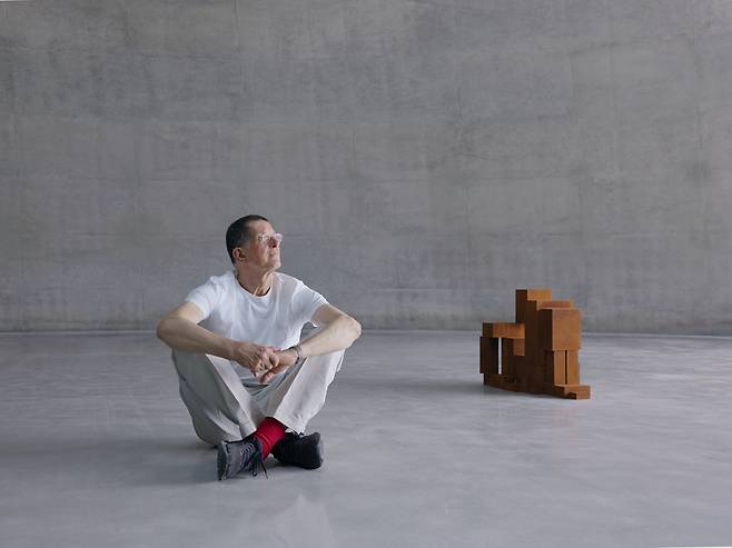 British sculptor Antony Gormley sits with his "Blockwork" sculpture at Ground, a new permanent space, created in collaboration between Gormley and Japanese architect Tadao Ando, at Museum SAN in Wonju, Gangwon. The space officially opened to the public on Friday. [MUSEUM SAN]