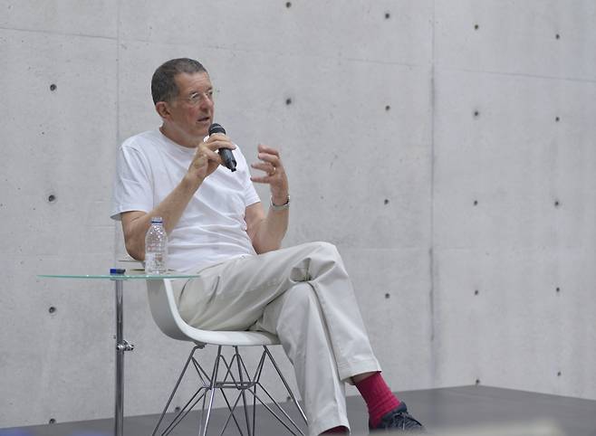 Antony Gormley speaks to the press about his art at Museum SAN in Wonju, Gangwon, on Thursday. [MUSEUM SAN]