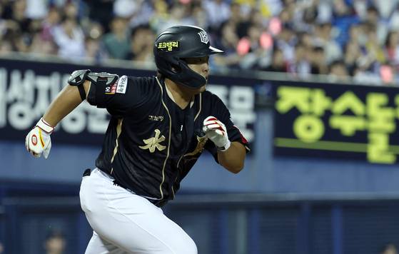 KT Wiz outfielder Kang Baek-ho runs to first after hitting an RBI single during a KBO game against the LG Twins at Jamsil Baseball Stadium in southern Seoul on Sept. 11. [NEWS1]