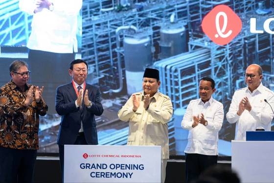 Lotte Chairman Shin Dong-bin, second from left, and Indonesian President Prabowo Subianto, center, celebrate the completion of Lotte Chemical’s new petrochemical complex in Cilegon, Indonesia, on Nov. 6. [LOTTE CHEMICAL]
