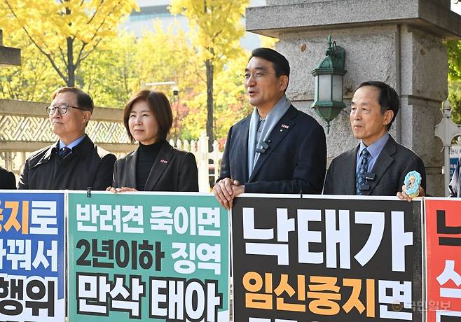 이재훈(오른쪽에서 두 번째) 목사가 5일 서울 여의도 국회6문 앞에서 약물에 의한 낙태의 위험성을 설명하고 있다. 신석현 포토그래퍼