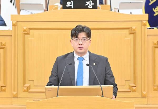 목진혁 의원이 시의회 임시회 시정 질문에서 시청사 이전 추진 중단을 주장하고 현 부지 증축을 요구하고 있다. 파주시의회 제공