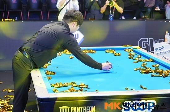 조명우가 우승한 당구테이블에 사인하고 있다.