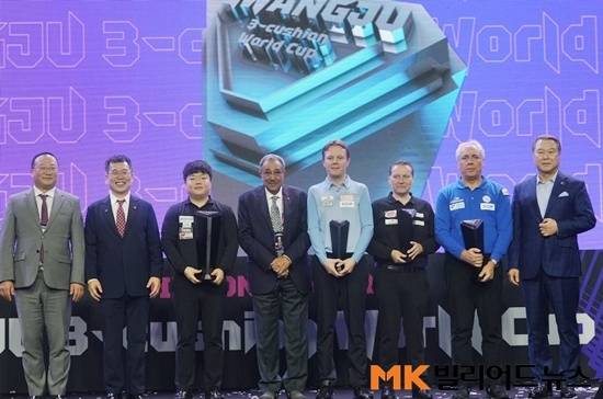 시상식에서 입상자와 대회 관계자들이 기념촬영하고 있다. (왼쪽부터) 광주광역시당구연맹 박종규 회장, 대한당구연맹 서수길 회장, 조명우, 세계캐롬연맹(UMB)파룩 바르키 회장, 호프만, 멕스, 자네티. 광주광역시체육회 전갑수 회장.