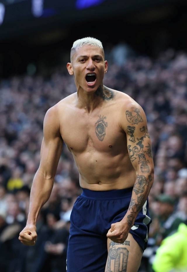 히샤를리송은 극적인 역전골과 함께 상의 탈의, 그리고 눈물을 보였다. 그러나 마지막에 웃지는 못했다. 사진=EPA=연합뉴스