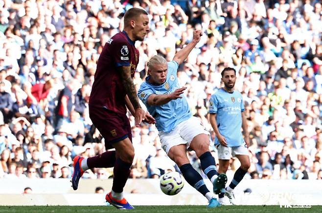 엘링 홀란드가 상대 수비의 압박을 이겨내고 슈팅하고 있다. 사진=AFPBBNews=News1