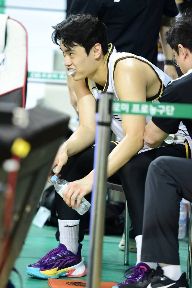 LG 관계자는 “외측 광근 근막 부분 파열 및 근육 타박 및 혈종 진단을 받았다. 최소 4주에서 최대 6주까지 회복이 필요한 부상이다”라며 “최대한 움직이지 않아야 하는 상황이다. 절대적으로 안정이 필요하다. 그래야만 빨리 회복할 수 있다”고 이야기했다.
사진=KBL 제공