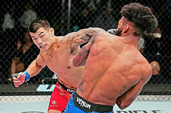 세계삼보선수권대회 컴뱃 부문 금메달리스트 고석현이 2025년 11월 미국 네바다주 엔터프라이즈 UFC on ESPN+ 121 제2경기에서 UFC 웰터급 8전 파이터 필립 앰브로즈 로를 공격하고 있다. 사진=TKO