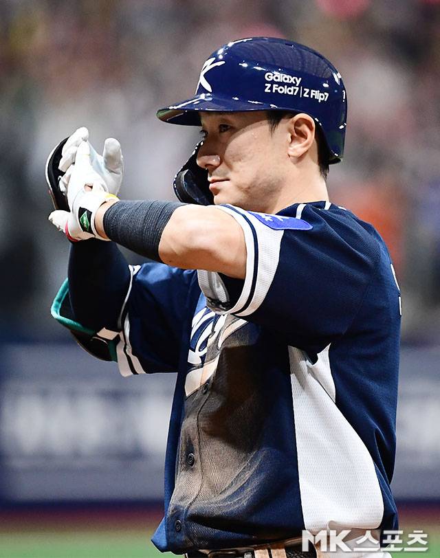 9일 오후 서울 고척스카이돔에서 ‘2025 NAVER K-BASEBALL SERIES’ 한국과 체코의 평가전이 열렸다. 4회초 2사 1, 3루에서 대표팀 신민재가 1타점 적시타를 치고 출루하고 있다. 사진(고척 서울)=김영구 기자