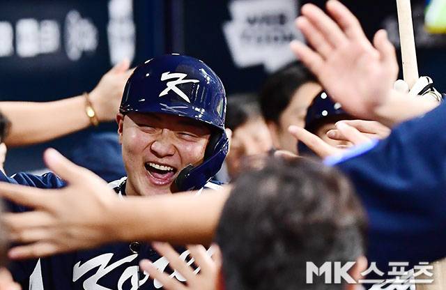 9일 오후 서울 고척스카이돔에서 ‘2025 NAVER K-BASEBALL SERIES’ 한국과 체코의 평가전이 열렸다. 9회초 무사 1루에서 대표팀 이재원이 쐐기 투런홈런을 치고 더그아웃 동료들과 기쁨을 나누고 있다. 사진(고척 서울)=김영구 기자