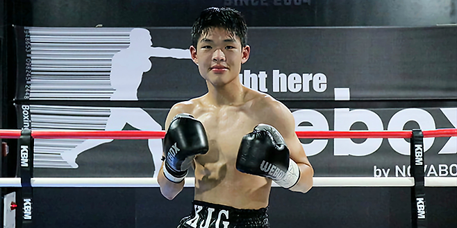 김진건이 2025년 10월 노바복싱 주최 대회 라이트급 3분×4라운드 경기 TKO승 기념 촬영을 하고 있다. 사진=KBM 사단법인 한국복싱커미션