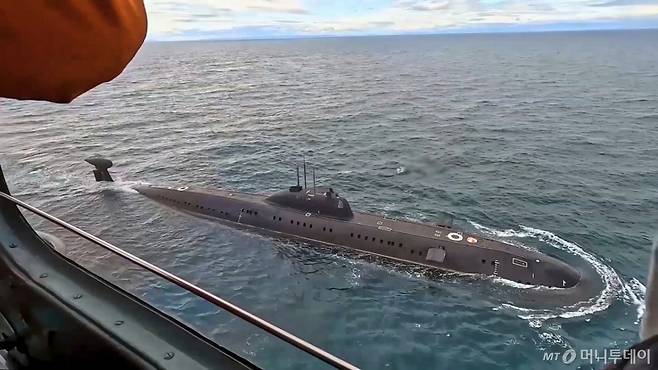 [바렌츠해=AP/뉴시스] 러시아 국방부가 15일(현지 시간) 배포한 영상 사진에 러시아군 핵잠수함 한 척이 북극해 일부인 바렌츠해에서 훈련하고 있다. 2025.09.16. /사진=민경찬