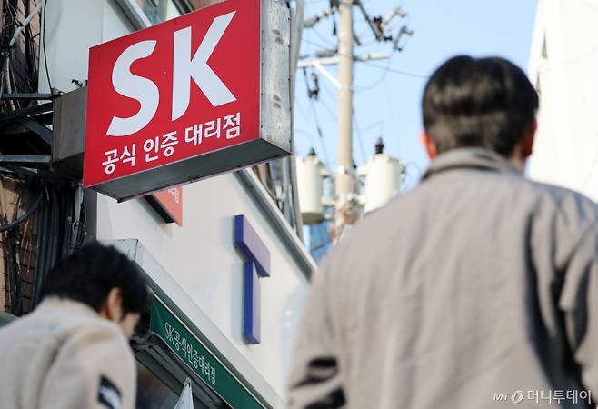 (서울=뉴스1) 이호윤 기자 = SK텔레콤(SKT)의 대규모 고객 유심(USIM) 정보 해킹사태에 대해 개인정보 분쟁조정위원회가 분쟁조정 신청인들에게 각 30만 원의 손해배상금을 지급하라는 조정안을 밝힌 4일 서울 도심의 한 SK텔레콤(SKT) 매장 앞으로 시민들이 지나가고 있다. 2025.11.4/뉴스1  Copyright (C) 뉴스1. All rights reserved. 무단 전재 및 재배포,  AI학습 이용 금지. /사진=(서울=뉴스1) 이호윤 기자