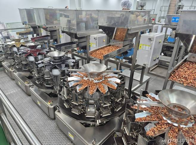 경기 고양에 있는 ‘더채움’ 공장에서 하루한줌 견과가 만들어지는 과정./사진=유예림 기자