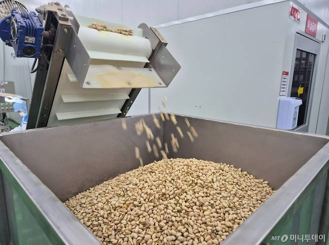 경기 고양에 있는 ‘더채움’ 공장에서 하루한줌 견과가 만들어지는 과정./사진=유예림 기자