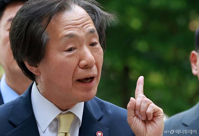 (서울=뉴스1) 김진환 기자 = 정기석 국민건강보험공단 이사장이 지난 5월22일 서울 서초구 서울고등법원에서 열린 담배소송 항소심 최종변론(12차)을 앞두고 기자회견을 하고 있다. 2025.5.22/뉴스1  Copyright (C) 뉴스1. All rights reserved. 무단 전재 및 재배포,  AI학습 이용 금지. /사진=(서울=뉴스1) 김진환 기자