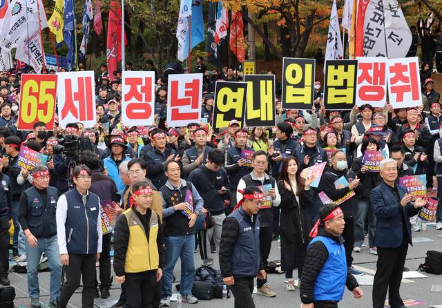 8일 서울 영등포구 여의대로에서 열린 2025 한국노총 전국노동자대회에서 참석자들이 피켓을 들고 있다. 뉴시스
