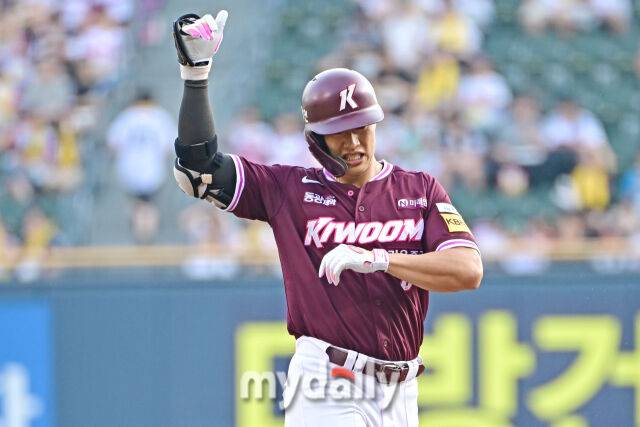 31일 서울 잠실야구장에서 열린 '2025 신한 SOL BANK KBO리그' 키움 히어로즈와 LG 트윈스 경기. 키움 송성문이 1회초 첫 타자로 나와 안타를 친 후 기뻐하고 있다./마이데일리