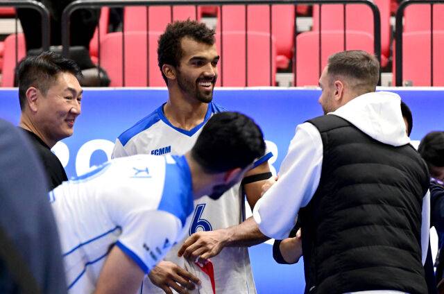 KB손해보험 비예나가 삼성화재 원정 경기를 본 뒤 아히와 이야기를 나누고 있다 / 한국배구연맹(KOVO)