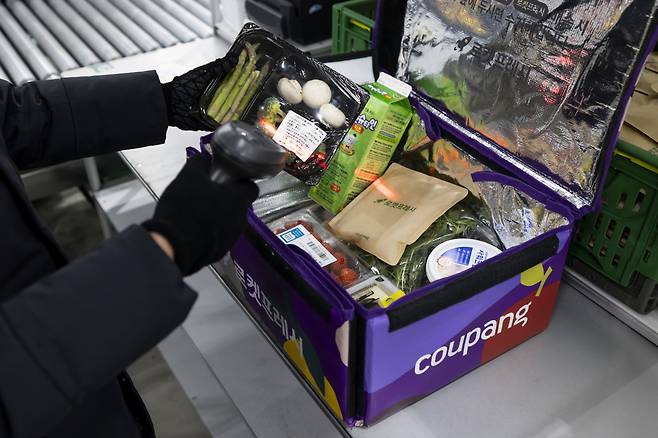 쿠팡 직원이 새벽배송인 ‘로켓프레시’ 주문상품을 포장하고 있다.[쿠팡 제공]