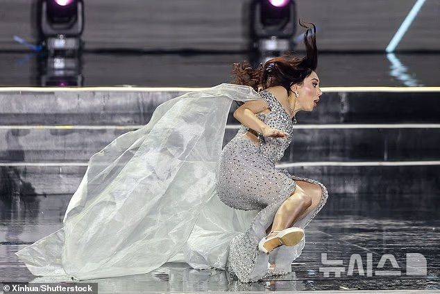 [뉴시스] 아나운서의 소개가 이어지던 중 마리아가 런웨이를 걷다 측면으로 넘어졌다.(사진=신화통신, 셔터스톡, 데일리메일) 2025.11.06.