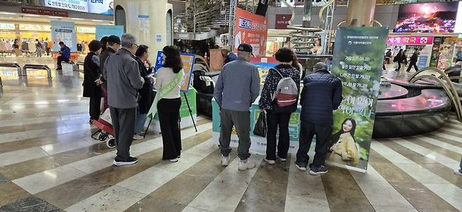 [서울=뉴시스] 최근 한국마약퇴치운동본부 대구지부(대구함께함걸음센터)는 대구 반월당 지하상가와 범어역 지하상가에서 '노(NO)마약, YES! 건강'이라는 주제로 마약류 중독 예방 참여형 부스 캠페인을 진행했다. 해당 사진은 기사와 직접 관련이 없습니다. (사진=마퇴본 대구지부 제공) 2025.11.07. photo@newsis.com *재판매 및 DB 금지