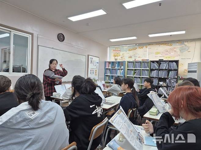[서울=뉴시스] 이윤석 수습기자=31일 오후 경기 안산 자이언 고려인 대안학교. 러시아어반 7학년 학생들이 영어 수업을 듣고 있다. 2025.10.31. leeys@newsis.com