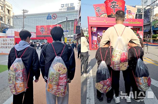 [구미=뉴시스] 변해정 기자 = 지난 7일 경북 구미시 구미역 앞에서 열린 '2025 구미라면축제'에서 농심 라면이 든 가방을 멘 방문객들. 2025.11.09. hjpyun@newsis.com