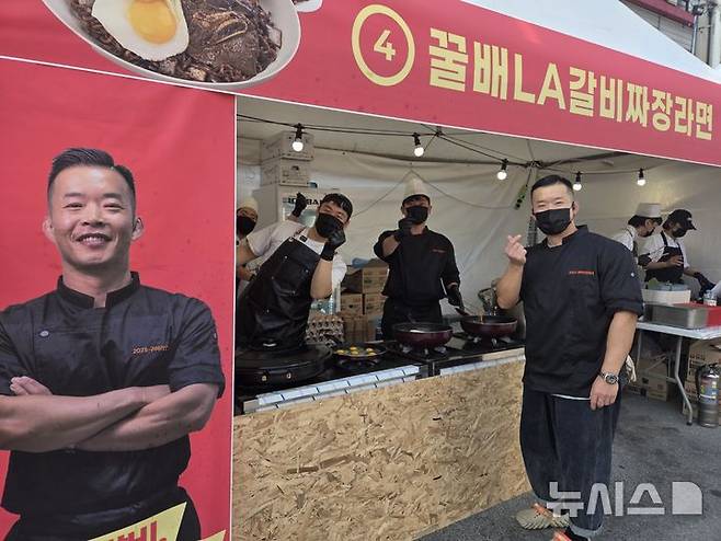 [구미=뉴시스] 변해정 기자 = 경북 구미역 일대에서 열린 '2025 구미라면축제'에서 '꿀배LA갈비짜장라면'을 선보인 윤쉐프의 고기집 윤수민 대표와 직원들이 밀려드는 주문에도 웃음을 잃지 않고 메뉴를 만들고 있다. 이 업체가 구미라면축제에 참여한 것은 이번이 세 번째다. 2025.11.09. hjpyun@newsis.com