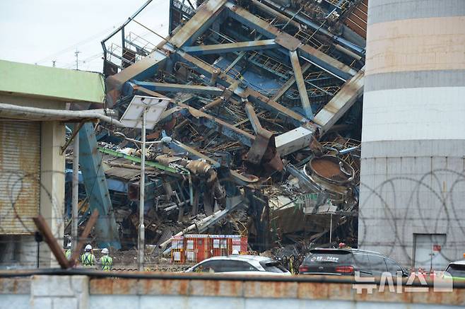 [울산=뉴시스] 배병수 기자 = 울산 남구 용잠동 한국동서발전 울산화력발전소 대형 구조물이 무너지는 사고 발생 나흘째인 9일 오전 소방대원과 관계자들이 매몰자 구조작업을 하고 있다.2025.11.09.bbs@newsis.com.