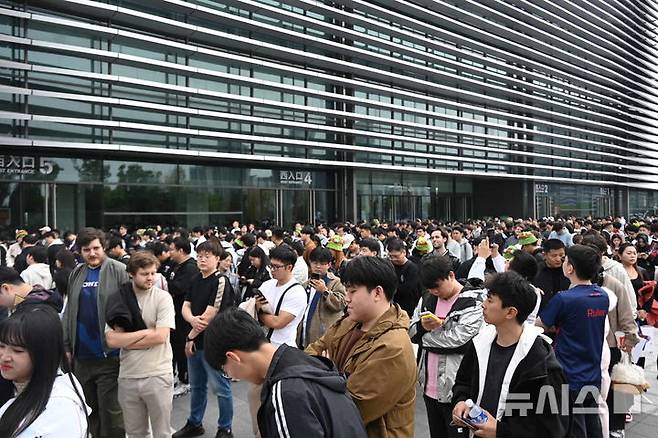 [청두(중국)=뉴시스] 윤정민 기자 = 9일 오후 중국 청두 동안호 스포츠파크 다목적체육관 앞에서 '2025 리그 오브 레전드(LoL) 월드 챔피언십'을 관람하기 위해 LoL 팬들이 입장 대기하고 있다. 2025.11.09. alpaca@newsis.com