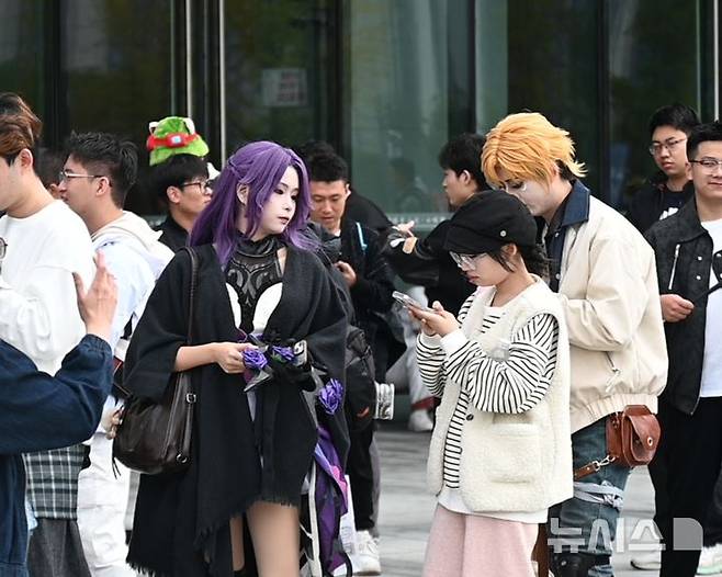 [청두(중국)=뉴시스] 윤정민 기자 = 9일 오후 중국 청두 동안호 스포츠파크 다목적체육관 앞에서 '2025 리그 오브 레전드(LoL) 월드 챔피언십'을 관람하기 위해 LoL 팬들이 입장 대기하고 있다. 2025.11.09. alpaca@newsis.com