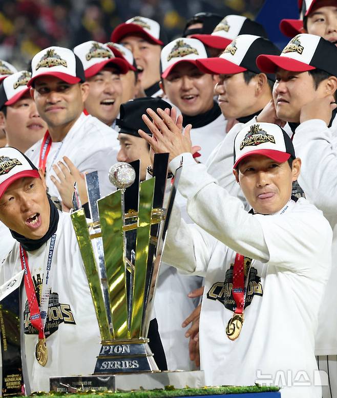 [대전=뉴시스] 강종민 기자 = 31일 대전 중구 한화생명볼파크에서 염경엽 LG트윈스 감독이 우승 트로피 앞에서 박수치고 있다. 2025.10.31. ppkjm@newsis.com