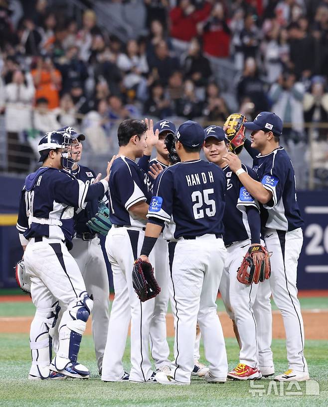 [서울=뉴시스] 조성우 기자 = 9일 오후 서울 구로구 고척스카이돔에서 열린 2025 K-베이스볼 시리즈 대한민국과 체코의 평가전 2차전 경기, 한국 선수들이 체코에 11-1 승리를 거둔 뒤 기뻐하고 있다. 2025.11.09. xconfind@newsis.com