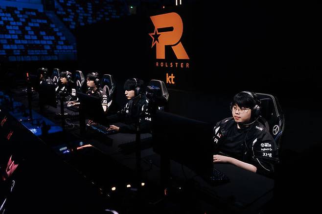 [청두(중국)=뉴시스] 9일 오후 중국 청두 동안호 스포츠파크 다목적체육관에서 열린 '2025 리그 오브 레전드(LoL) 월드 챔피언십' 결승전에서 경기에 임하는 KT 롤스터 선수단 (사진=라이엇 게임즈 제공)