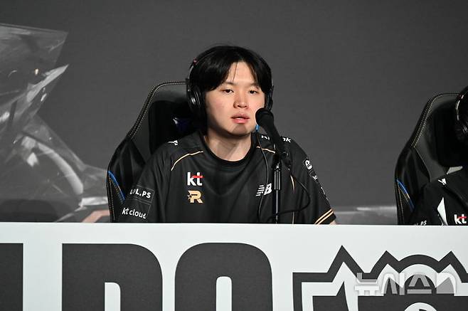 [청두(중국)=뉴시스] 윤정민 기자 = 리그 오브 레전드(LoL) 프로게이머 '비디디' 곽보성(KT 롤스터)이 9일 오후 중국 청두 동안호 스포츠파크 다목적체육관에서 열린 '2025 LoL 월즈' 결승 후 미디어데이에서 기자 질문에 답하고 있다. 2025.11.09. alpaca@newsis.com