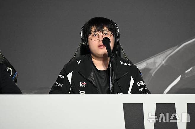 [청두(중국)=뉴시스] 윤정민 기자 = 리그 오브 레전드(LoL) 프로게이머 '피터' 정윤수(KT 롤스터)가 9일 오후 중국 청두 동안호 스포츠파크 다목적체육관에서 열린 '2025 LoL 월즈' 결승 후 미디어데이에서 기자 질문에 답하고 있다. 2025.11.09. alpaca@newsis.com