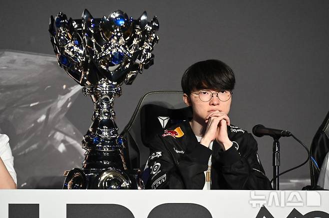 [청두(중국)=뉴시스] 윤정민 기자 = 리그 오브 레전드(LoL) 프로게이머 '페이커' 이상혁(T1)이 9일 오후 중국 청두 동안호 스포츠파크 다목적체육관에서 열린 '2025 LoL 월즈' 결승 후 미디어데이에서 기자 질문에 답하고 있다. 2025.11.09. alpaca@newsis.com
