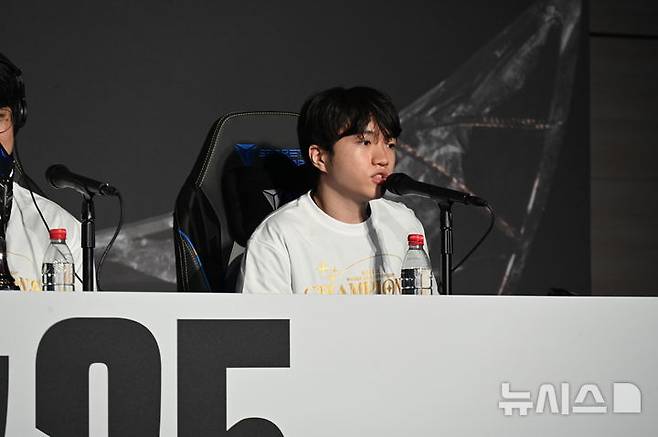 [청두(중국)=뉴시스] 윤정민 기자 = 리그 오브 레전드(LoL) 프로게이머 '케리아' 류민석(T1)이 9일 오후 중국 청두 동안호 스포츠파크 다목적체육관에서 열린 '2025 LoL 월즈' 결승 후 미디어데이에서 기자 질문에 답하고 있다. 2025.11.09. alpaca@newsis.com