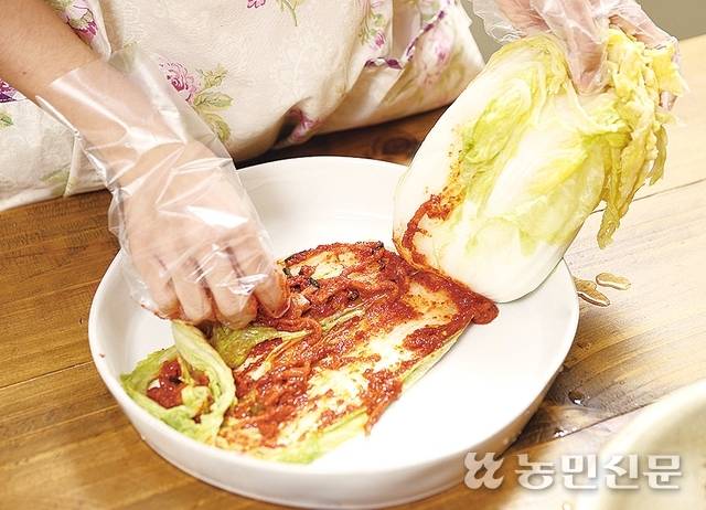 바깥쪽 잎부터 양념을 묻힌다.