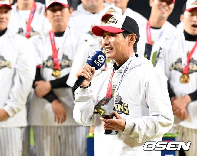 [OSEN=대전, 이대선 기자] 2025시즌 우승팀은 무적 LG 트윈스다.&nbsp;프로야구 LG 트윈스는 31일 대전 한화생명볼파크에서 열린 2025 신한 SOL뱅크 KBO 한국시리즈(7전 4선승제) 한화 이글스와의 5차전에서 4-1로 승리했다.정규시즌 1위 LG는 시리즈 전적 4승 1패로 통합우승 금자탑을 쌓았다. LG의 통합우승은 1990년, 1994년, 2023년에 이은 통산 4번째로, 염경엽 감독은 2023년 부임 후 3년 사이 팀을 두 차례나 정상에&nbsp;올려놓는 위대한 업적을 달성했다. 2023년 1위, 2024년 3위, 2025년 1위로 KBO리그에 트윈스 왕조 시대를 활짝 열었다.&nbsp;&nbsp;우승 감독상을 수상한 LG 염경엽 감독이 소감을 말하고 있다. 2025.10.31 /sunday@osen.co.kr