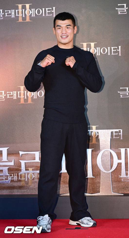 [OSEN=김성락 기자] 5일 오후 서울 용산구 한강대로 CGV 용산아이파크몰에서 영화 ‘글래디에이터2’ VIP 시사회가 열렸다. 영화 '글래디에이터 2’는 막시무스의 죽음으로부터 20여 년 후, 콜로세움에서 로마의 운명을 건 결투를 벌이는 루시우스의 이야기를 그렸다.격투기선수 고석현이 포토타임을 갖고 있다. 2024.11.05 / ksl0919@osen.co.kr