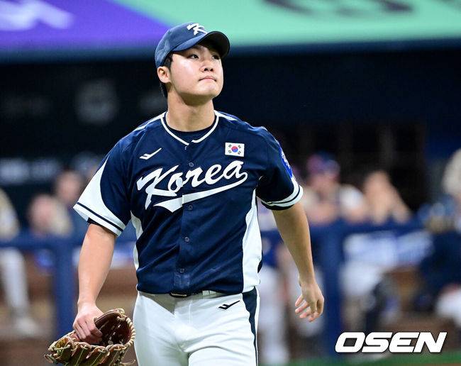 [OSEN=고척, 최규한 기자] 9일 서울 구로구 고척스카이돔에서 ‘2025 NAVER K-BASEBALL SERIES’ 대한민국 야구 대표팀과 체코 야구 대표팀의 평가전이 열렸다.한국은&nbsp;9일 2025 K-베이스볼 시리즈 체코 대표팀과의 경기에 이어 오는&nbsp;15일과 16일 양일에 걸쳐 도쿄돔에서 일본 대표팀과 2경기를 치른다.&nbsp;5회말 2사 1, 3루 상황 마운드에 오른 대표팀 투수 정우주가 삼진으로 이닝을 막아낸 뒤 더그아웃으로 향하고 있다. 2025.11.09 / dreamer@osen.co.kr
