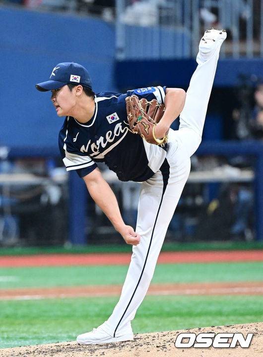 [OSEN=고척, 최규한 기자] 9일 서울 구로구 고척스카이돔에서 ‘2025 NAVER K-BASEBALL SERIES’ 대한민국 야구 대표팀과 체코 야구 대표팀의 평가전이 열렸다.한국은 9일 2025 K-베이스볼 시리즈 체코 대표팀과의 경기에 이어 오는 15일과 16일 양일에 걸쳐 도쿄돔에서 일본 대표팀과 2경기를 치른다. 5회말 2사 1, 3루 상황 마운드에 오른 대표팀 투수 정우주가 힘차게 공을 뿌리고 있다. 2025.11.09 / dreamer@osen.co.kr