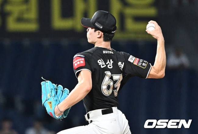 [OSEN=창원, 이석우 기자] 24일 창원NC파크에서 2025 신한 SOL 뱅크 KBO 리그 NC 다이노스와 KT 위즈의 경기가 열렸다. 홈팀 NC는 목지훈이, 방문팀 KT는 배제성이 선발 출전했다. KT 위즈 원상현이 역투하고 있다. 2025.07.24 / foto0307@osen.co.kr
