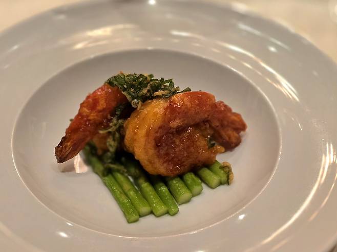 레드 랜턴&nbsp; 웍에 볶은 왕새우.