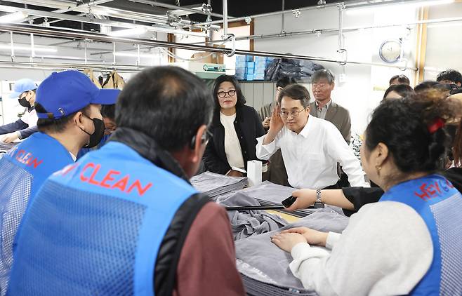 7일 성남만남자활센터의 ‘헤이클린’ 사업장을 방문한 김동연 지사(가운데)가 근로자들의 목소리에 귀 기울이고 있다. 경기도 제공