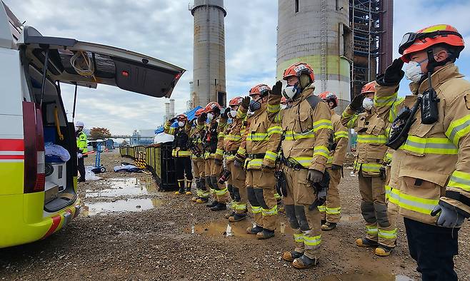 희생자에 거수경례 한국동서발전 울산화력발전소 보일러타워 붕괴 사고 나흘째인 9일 울산 남구 사고 현장에서 세 번째 사망자 시신이 수습된 가운데 119구조대원들이 운구 구급차를 향해 거수경례를 하고 있다. 울산소방본부 제공