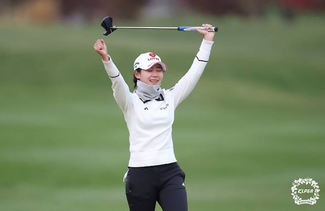 황유민이 9일 경기도 파주 서원힐스 컨트리클럽(파72·6556야드)에서 열린 KLPGA 투어 대보 하우스디 챔피언십 연장전에서 우승이 확정된 뒤 두팔을 들어 환호하고 있다. 올 시즌을 마친 뒤 미국여자프로골프(LPGA) 무대에 진출하는 황유민은 마지막 대회에서 유종의 미를 거두는 우승을 거뒀다. KLPGA 제공